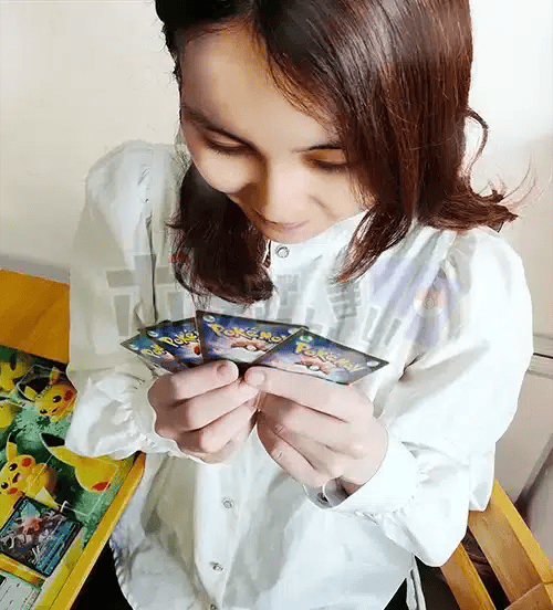 ポケカ女子がポケモンカードを持っている画像